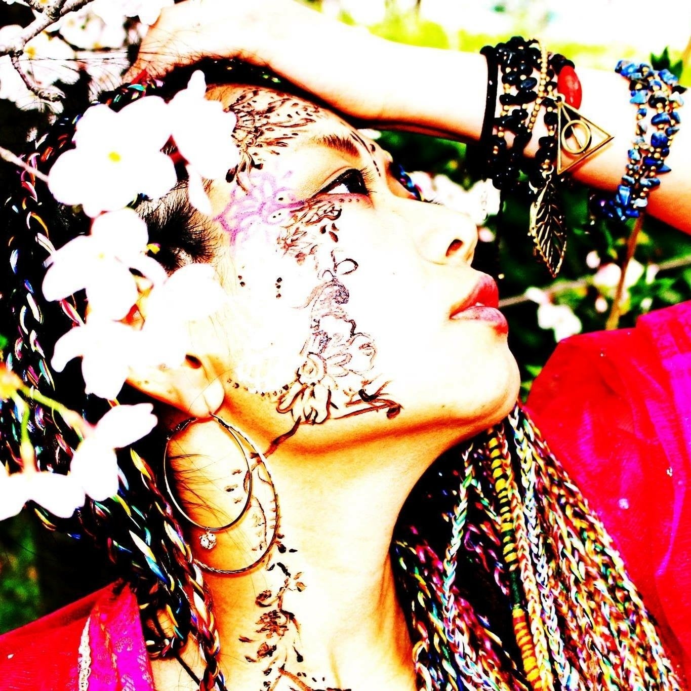 【舞書家Chad.プロフィール】〈MAISHO-KA  Chad.〉  舞ながら書く独自パフォーマンス『舞書』で独特の世界観に巻き込む新進アーティスト。『あなたの瞳を観て言葉を贈ります』「インスピレーション書き贈り」で路上デビューして以降6年間、日本全国・海外で活動。「愛されて産まれたんだよ」という出産の記録を、お腹へのペイントと写真で世界に一冊の本に仕上げるマタニティアートプロジェクトは全国展開中。学校・企業では、出生時の母親の死から今に至るまでをテーマに「たった一度の命の尊さ」を等身大で伝え、児童対象に全身で巨大アートをほどこすなど五感を解放するワークショップなども行う。  ▼officical WEB site　