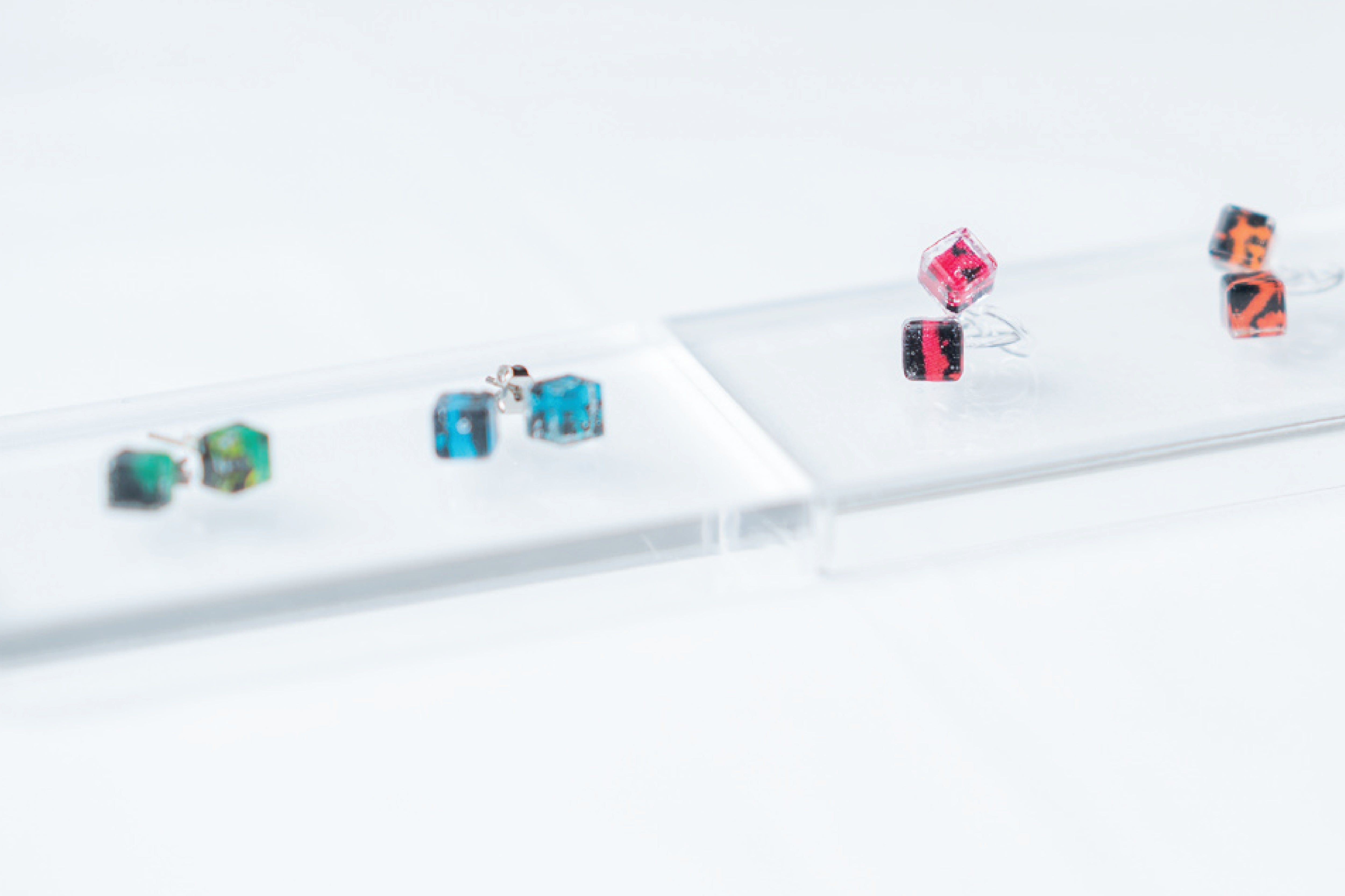 *上記は、2mm×２mmサイズの布を加工したもの。（ピアス・イヤリング）