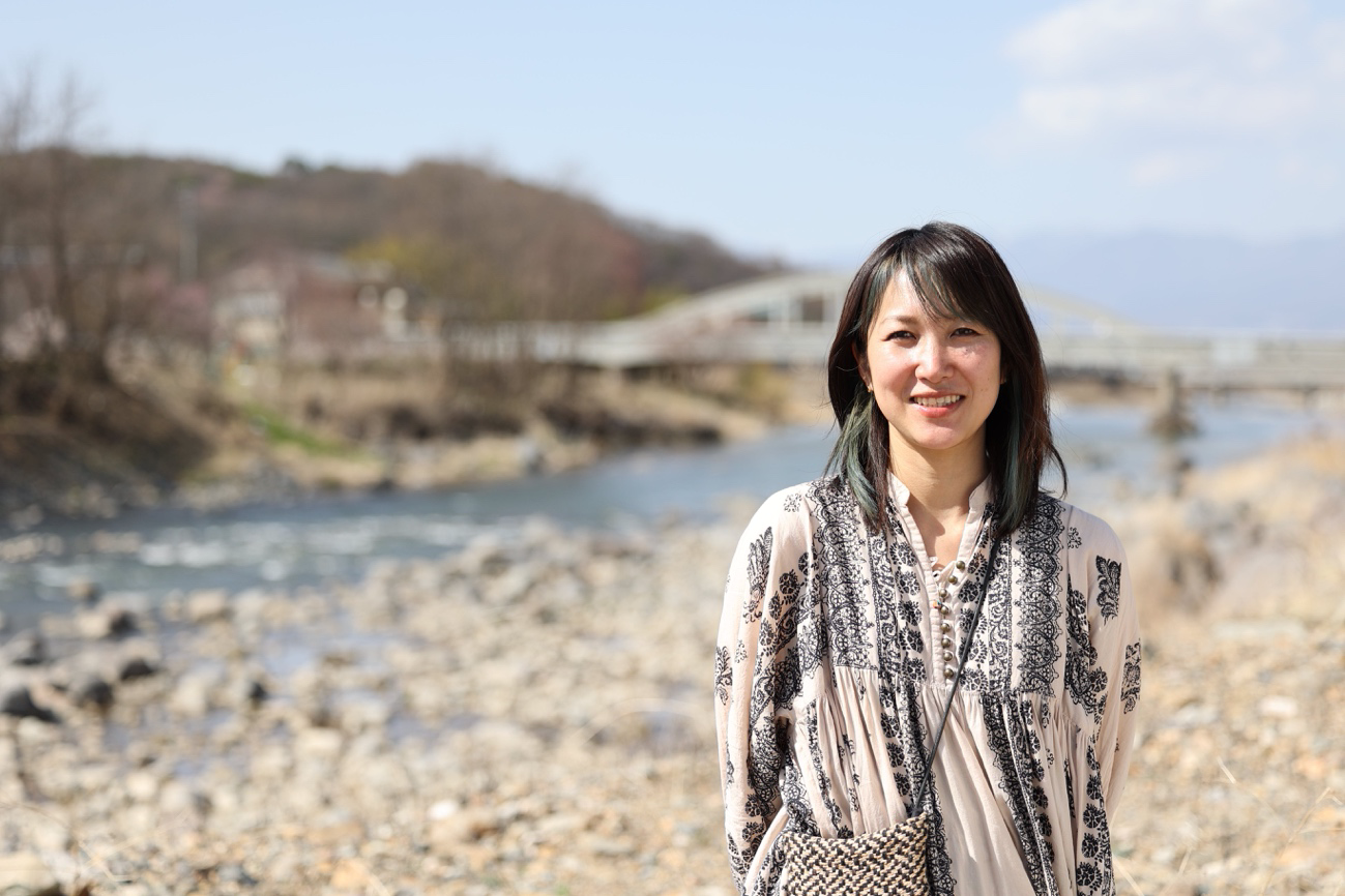 砂漠に立つ女性
自動的に生成された説明