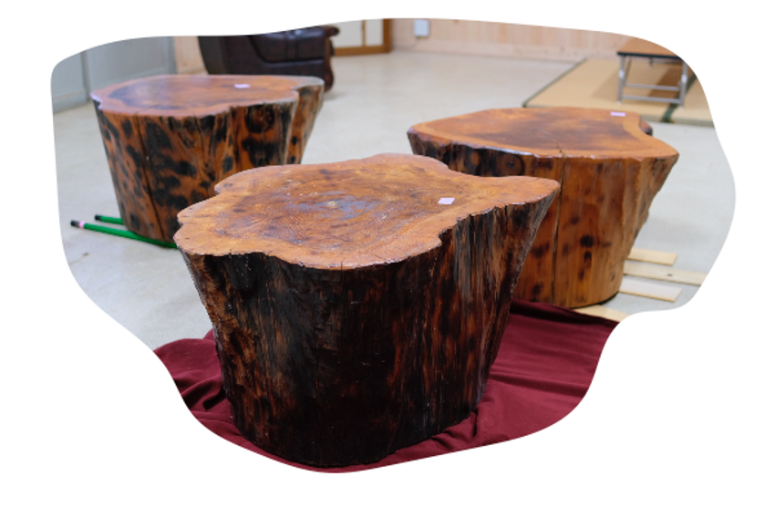 地元住民が持ち込んでくれた、敷島産木材のテーブル