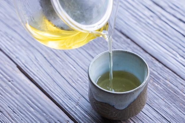 木製テーブルの上にカップに入った飲み物
中程度の精度で自動的に生成された説明