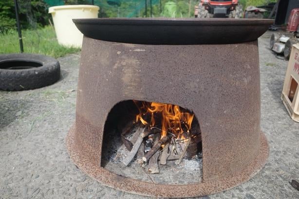 屋外, 建物, 座る, 草 が含まれている画像
自動的に生成された説明