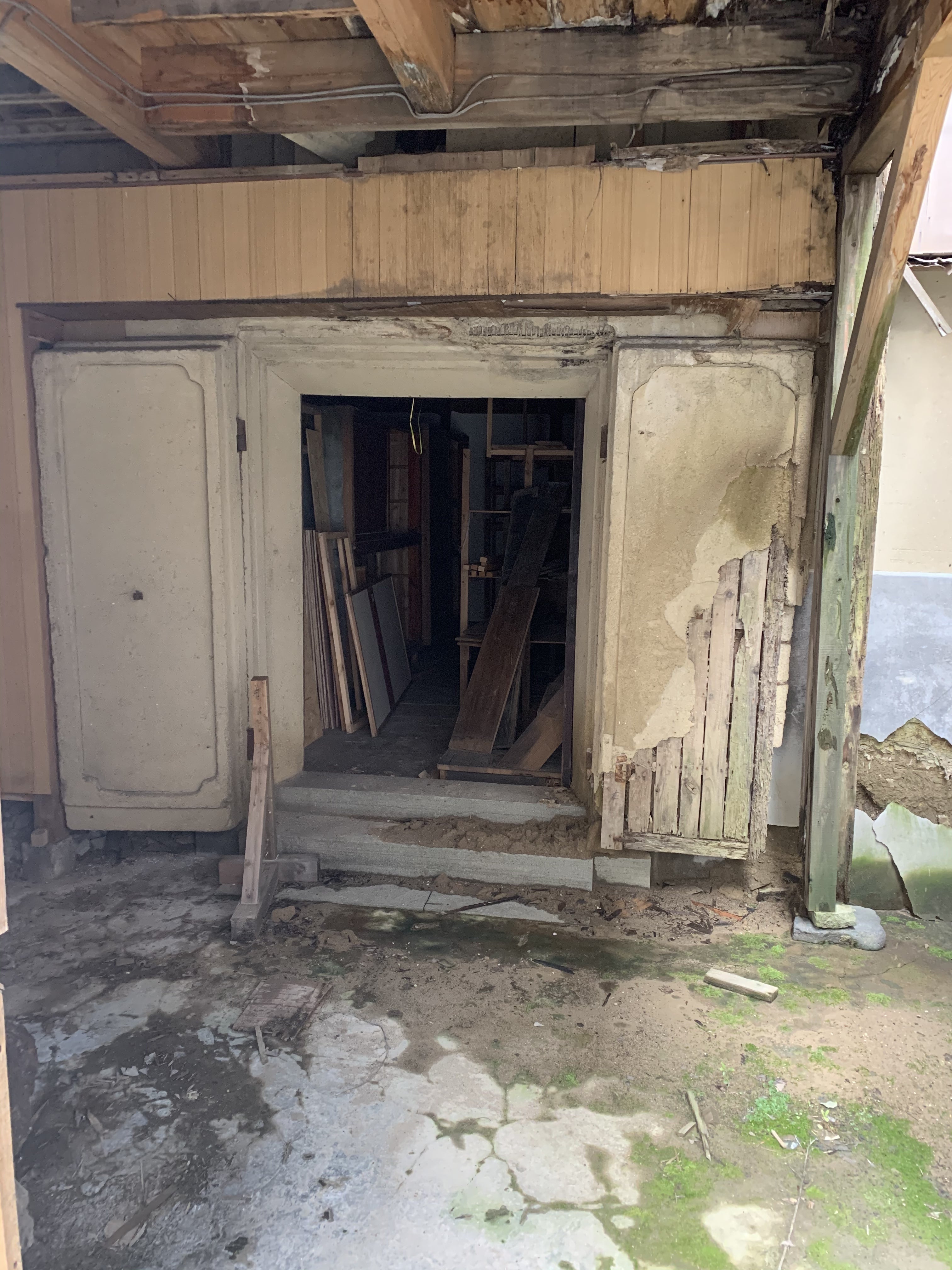 改装前の蔵の入り口のボロボロの扉の写真
