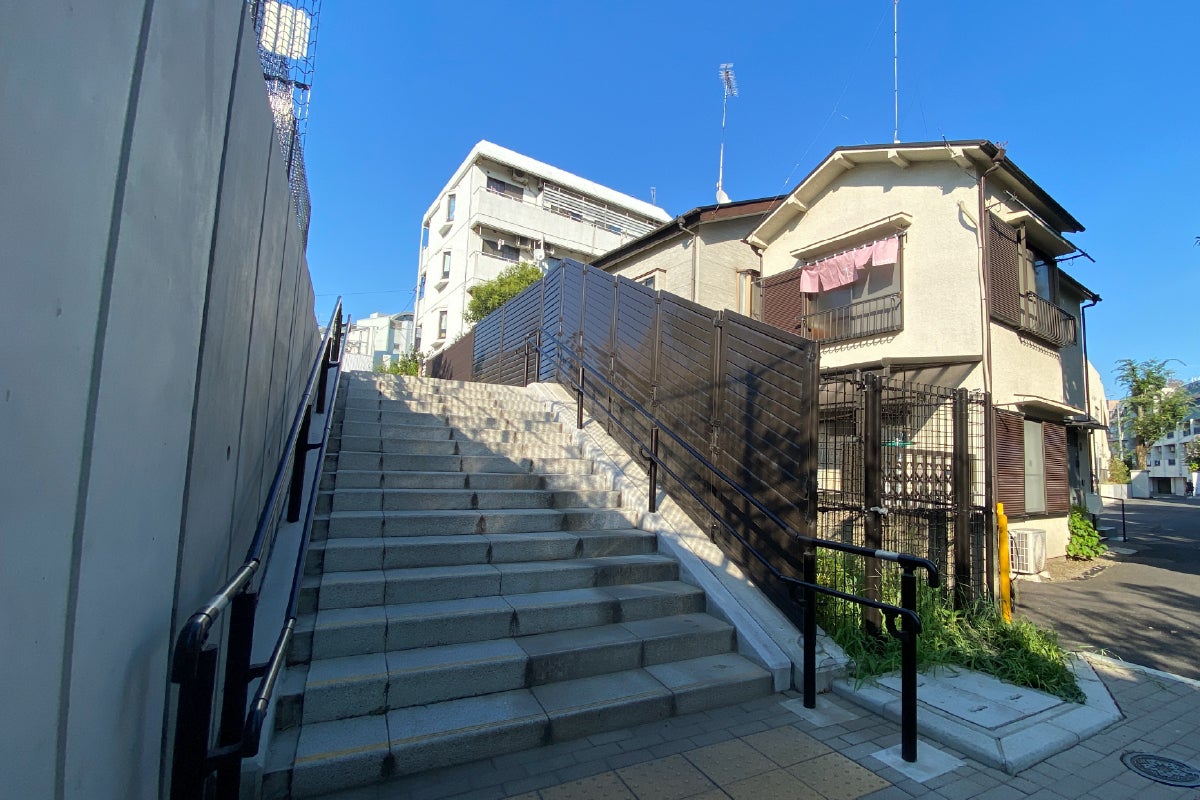 「silent」第１話にて奈々と想が待ち合わせた場所の前がHONKEです。