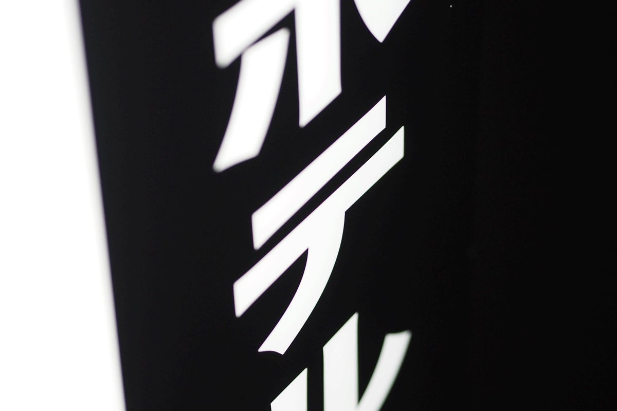 ホテル、と書かれた看板が写っている。