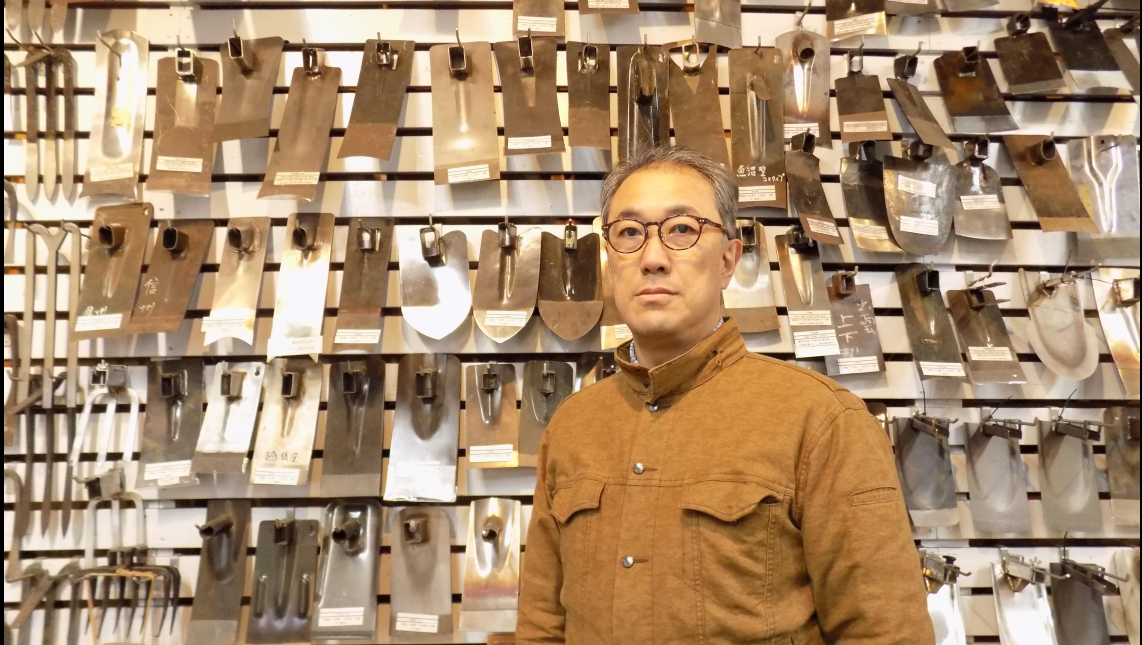 人, 屋内, 男, 立つ が含まれている画像 自動的に生成された説明