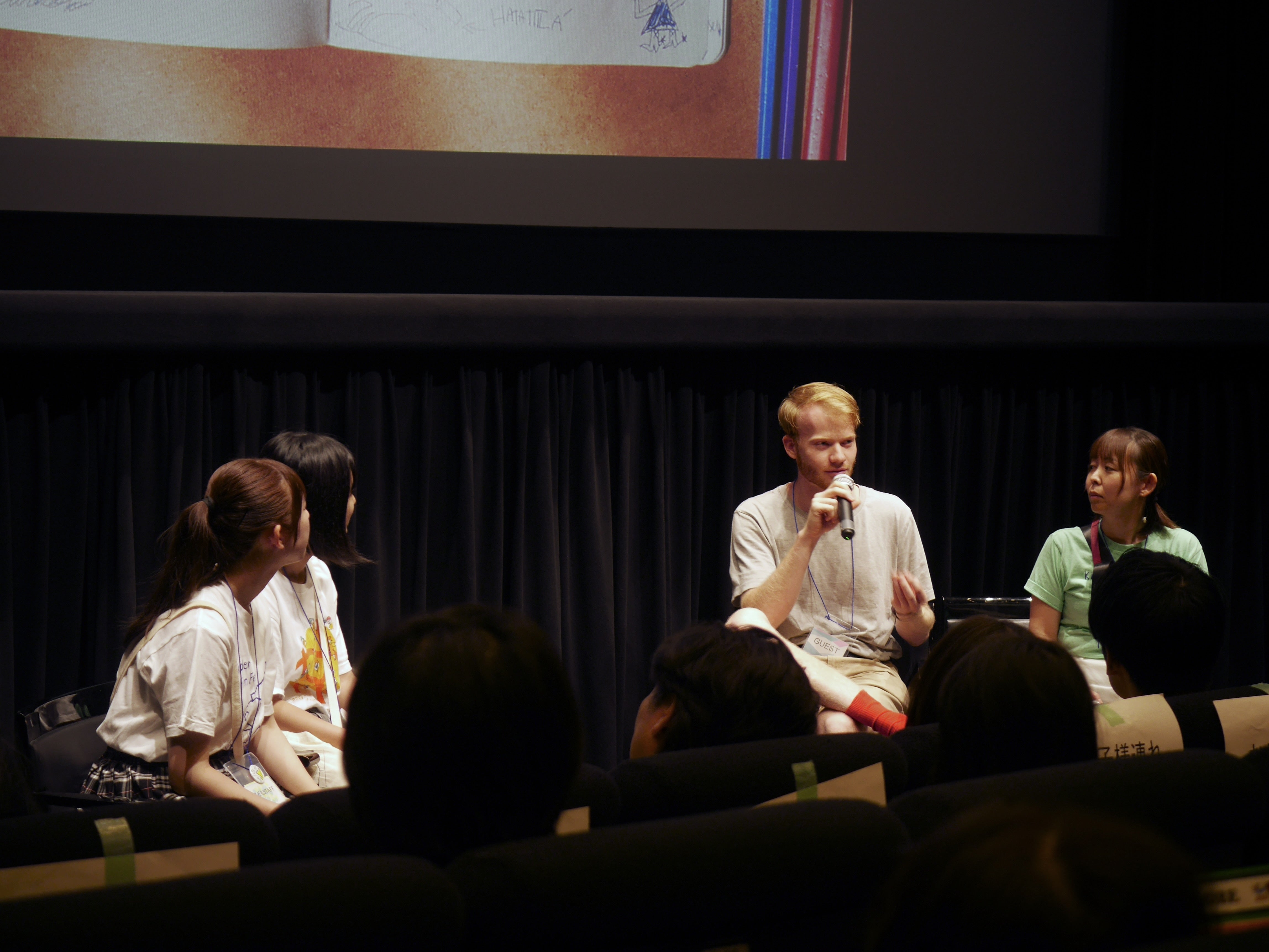 チェコから来日したヤン監督による映画祭でのゲストトークの様子。子どもスタッフ2名がヤン監督へインタビューを実施している。