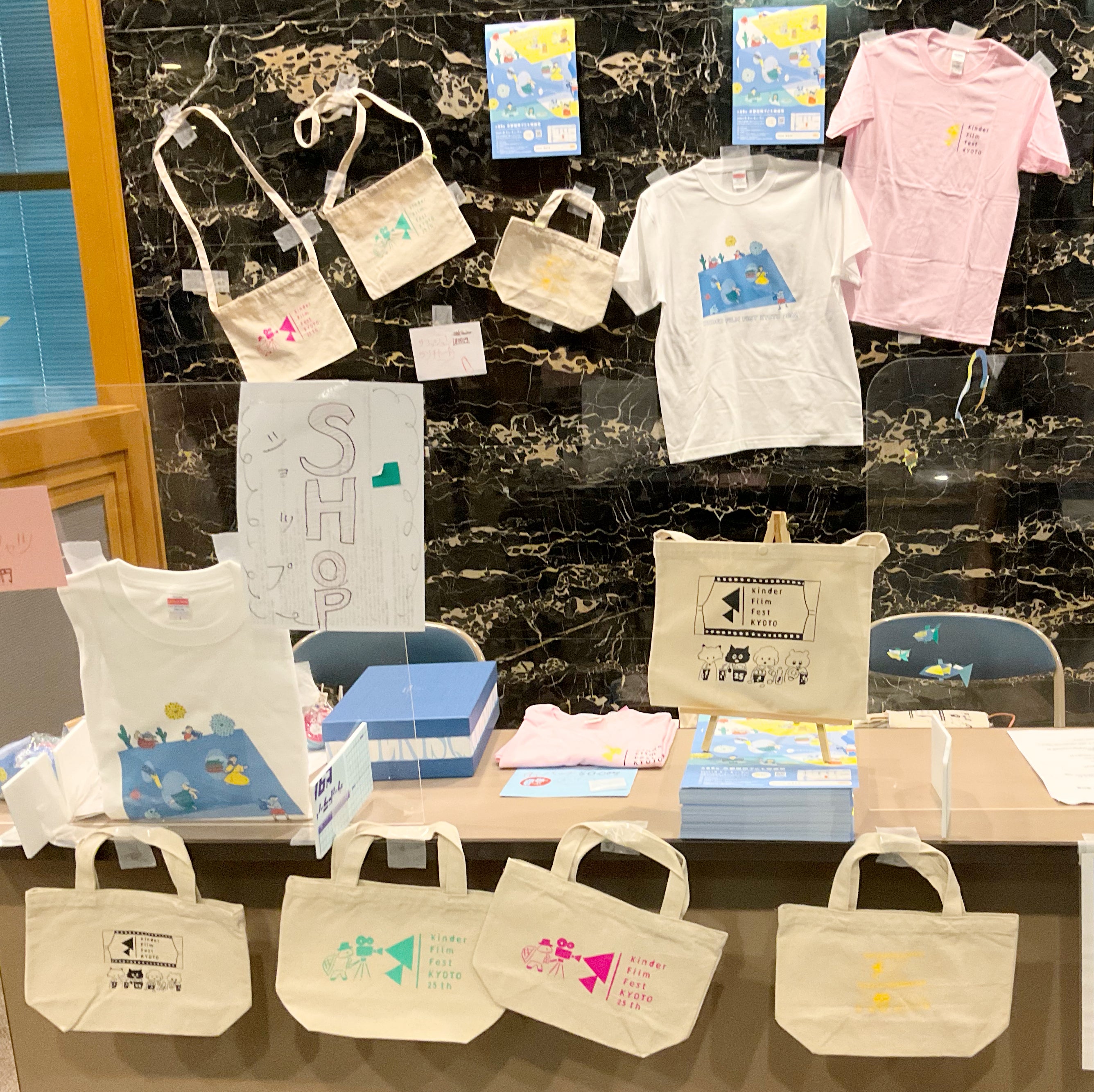 映画祭会場で映画祭オリジナルグッズを販売している様子