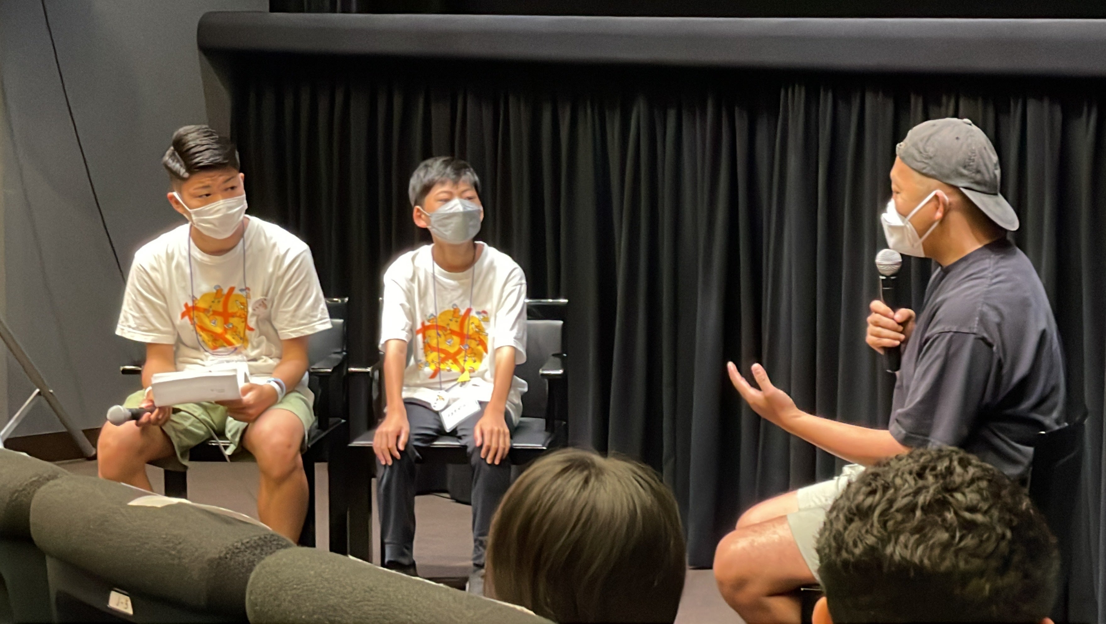 三宅唱監督による映画祭でのゲストトークの様子。子どもスタッフ2名が三宅監督へインタビューを実施している。