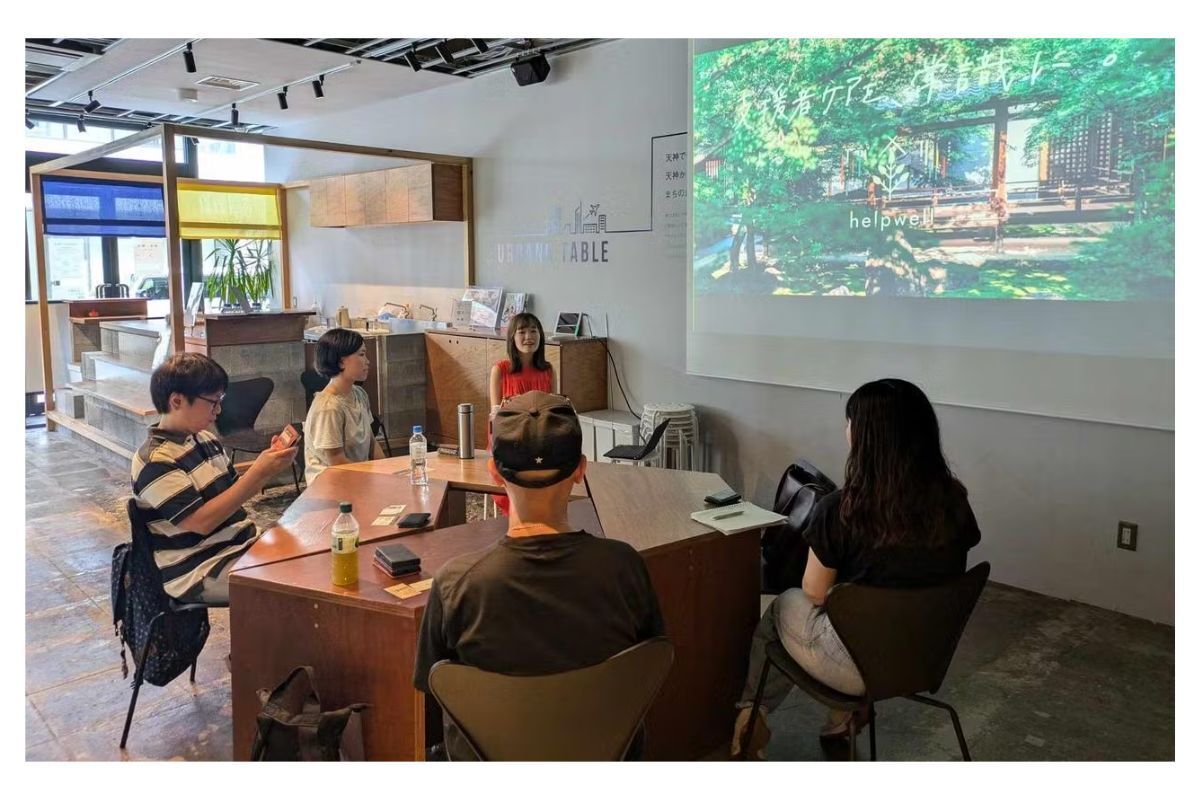 とあるケアワークショップの様子。5人が机を囲んで着席し、話し合っているところです