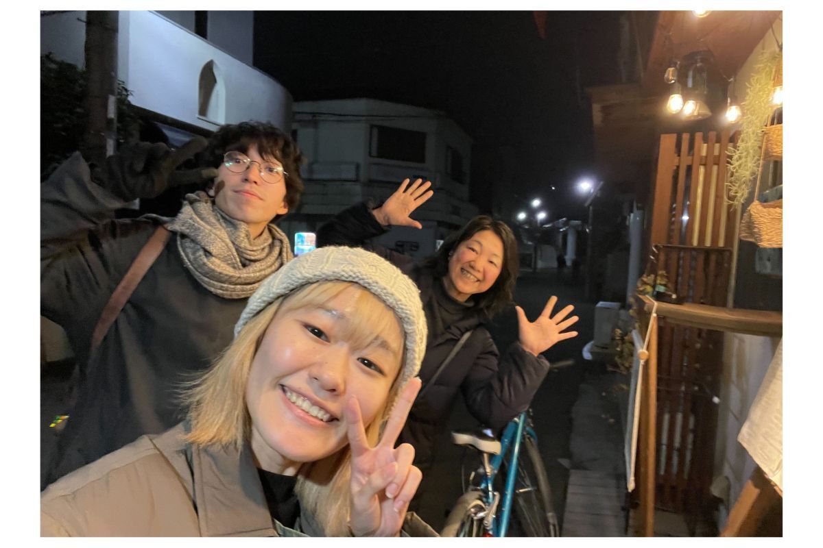 3人が写っている写真です。サニーサイドの児童ホームつくし・施設長の北林さん、理事長の松村さん、helpwell代表・櫻田千江里が写っています