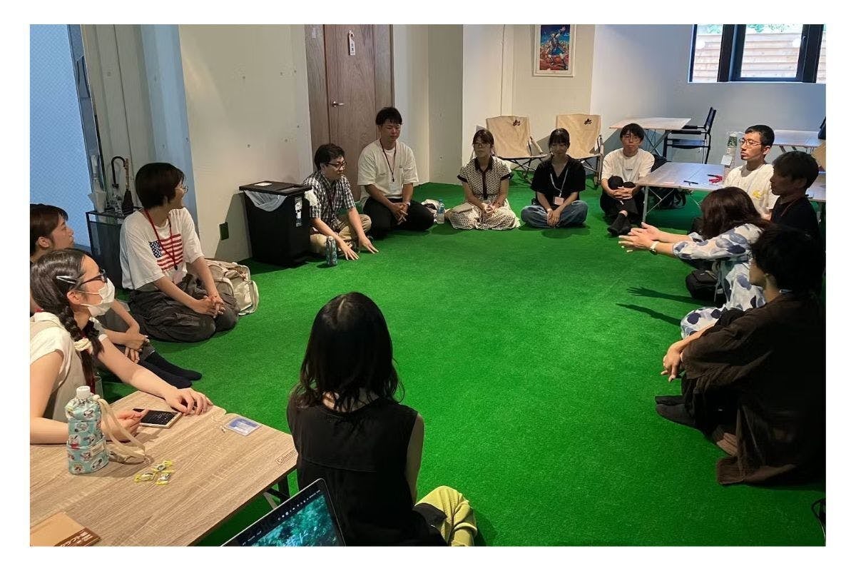 とあるケアワークショップの様子。13人が円形をつくって対話をしているところです