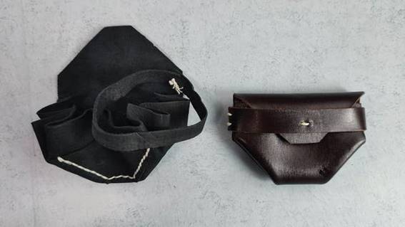 建物, 座る, ペア, バッグ が含まれている画像AI 生成コンテンツは誤りを含む可能性があります。