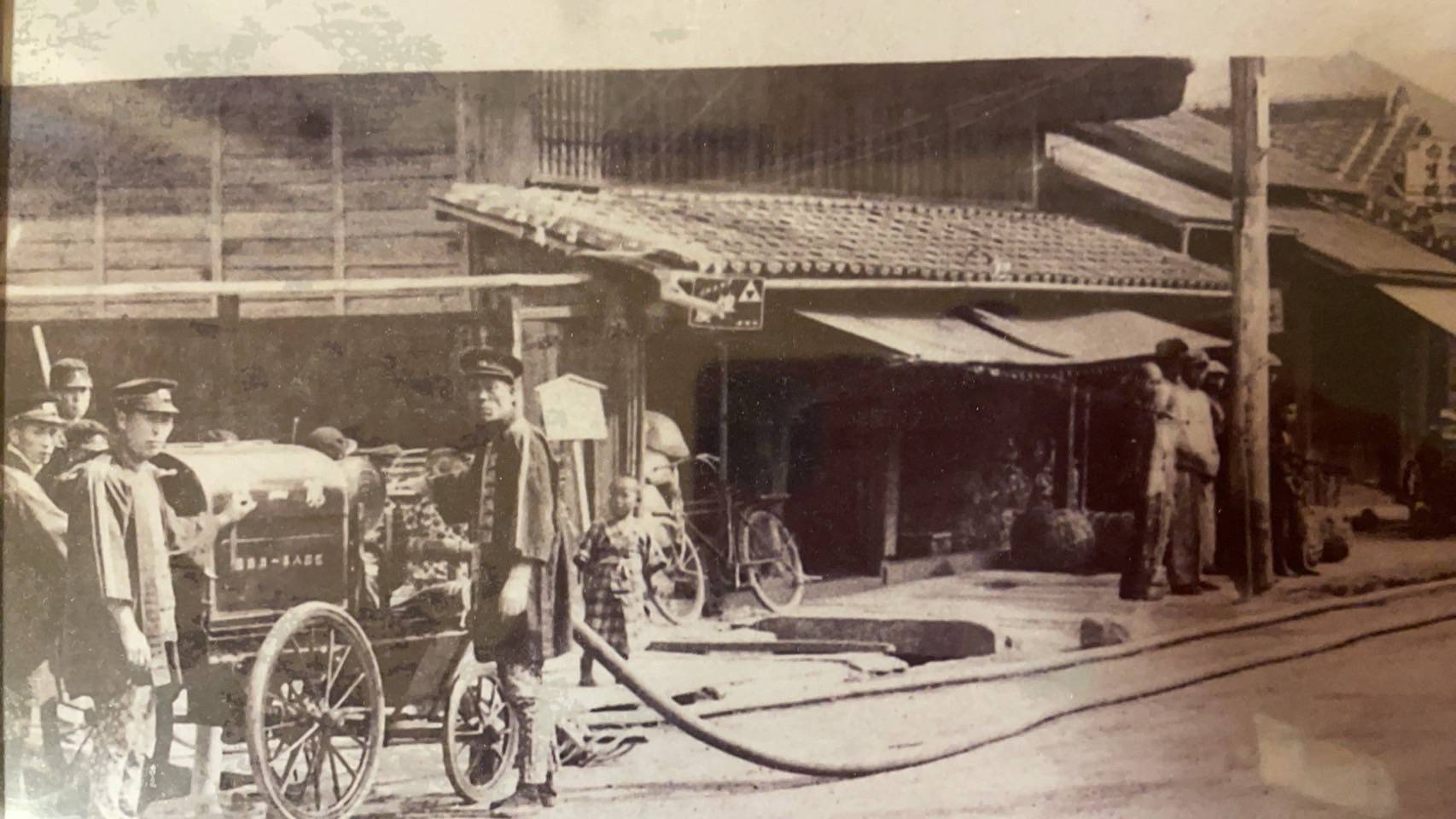 90年前の店舗前