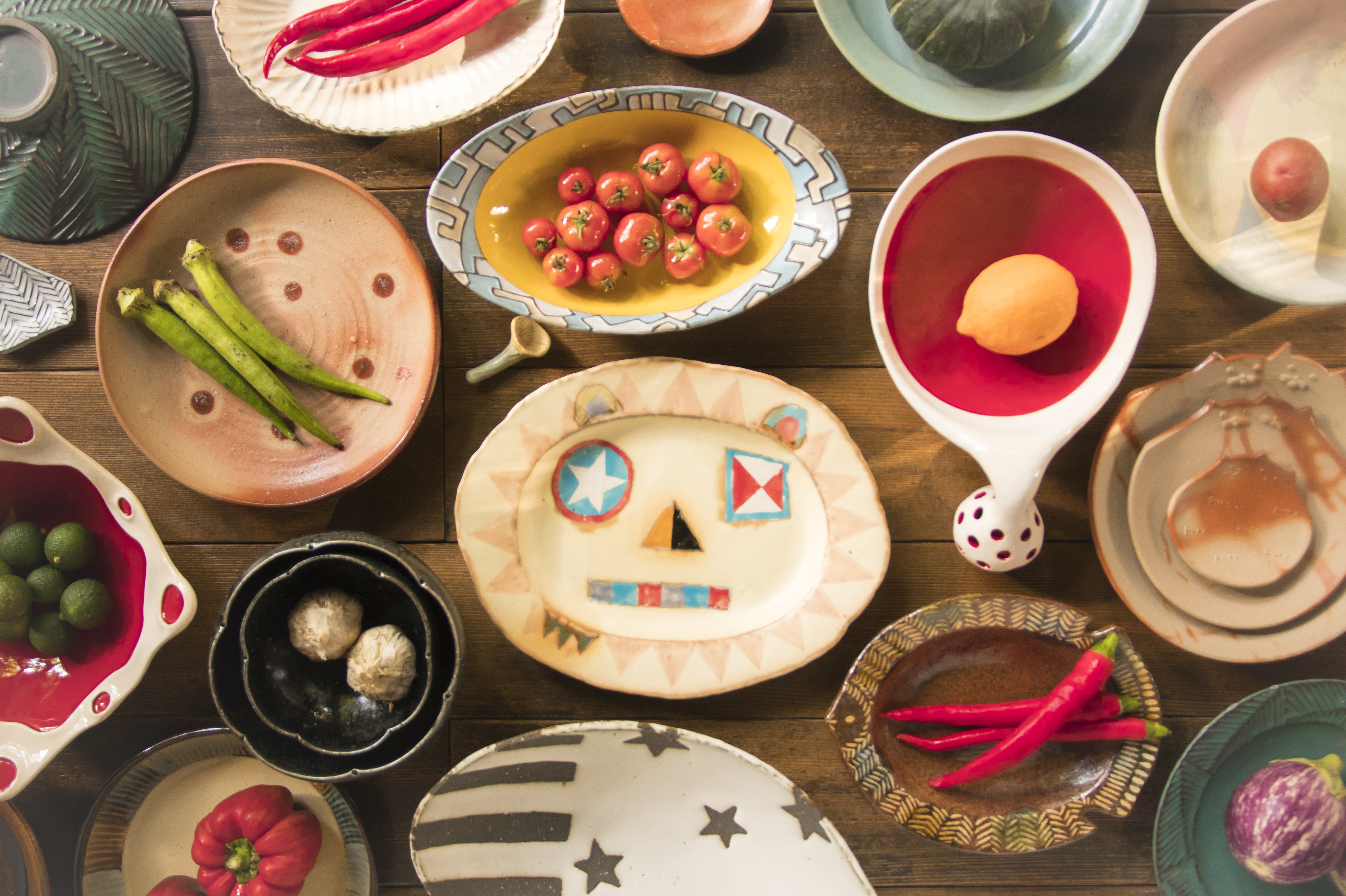 油亀の展覧会のために全国各地の作り手が生み出したうつわたち。