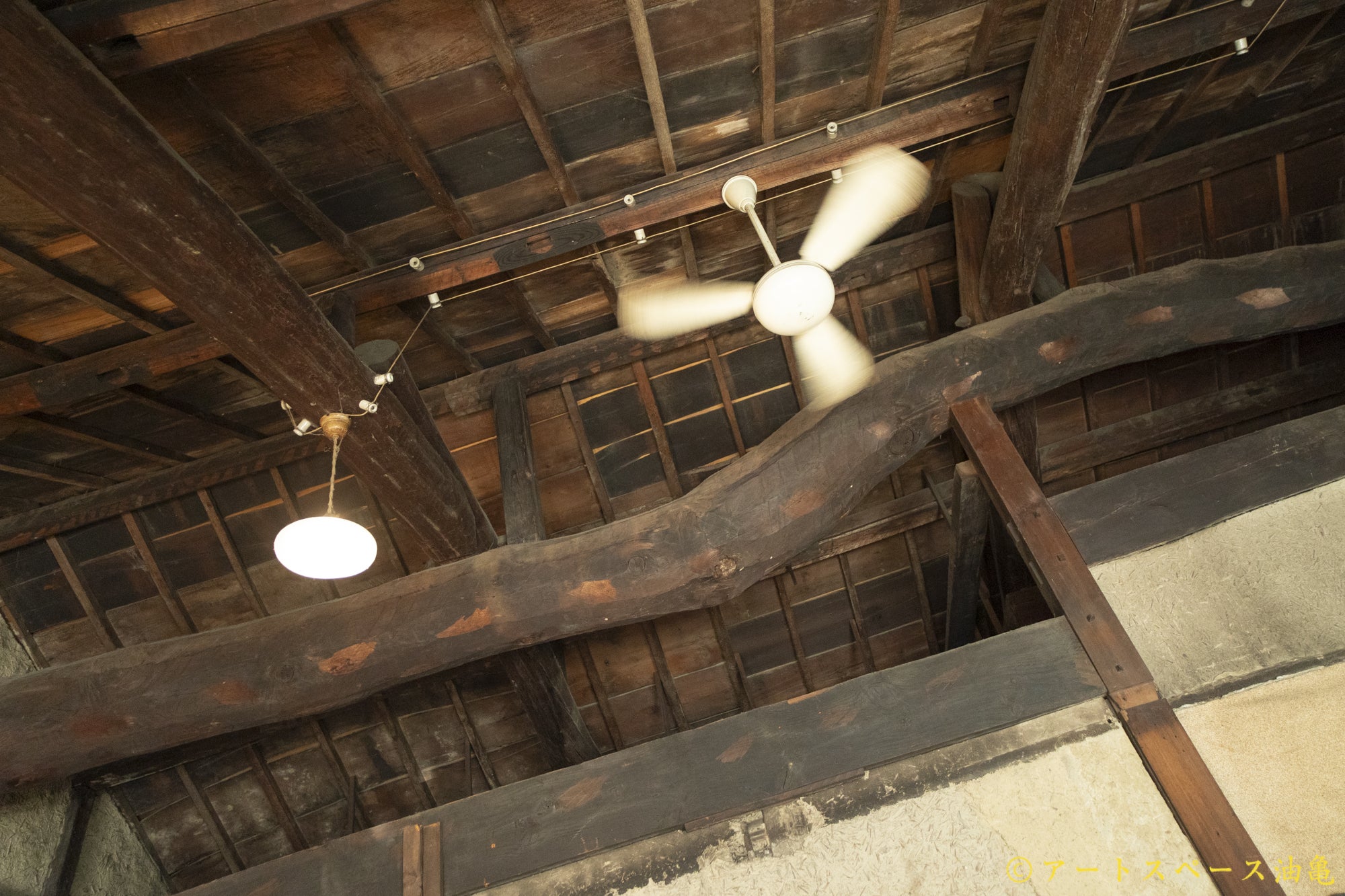 土間から見上げた天井には、龍のような梁があり、明治時代の天井が見えます。