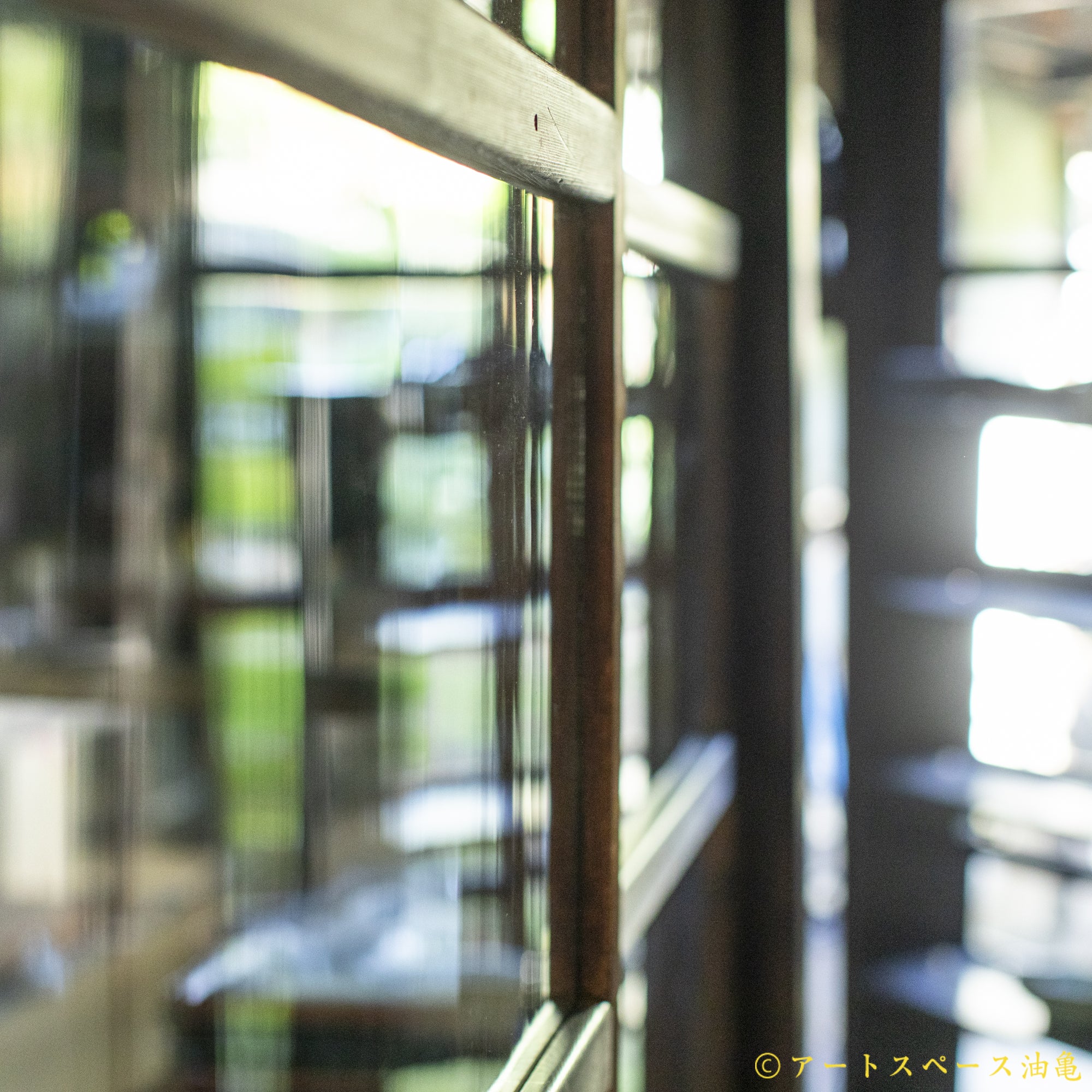 昔の職人さんが作った、宙吹きガラスがゆらぐ窓ガラス
