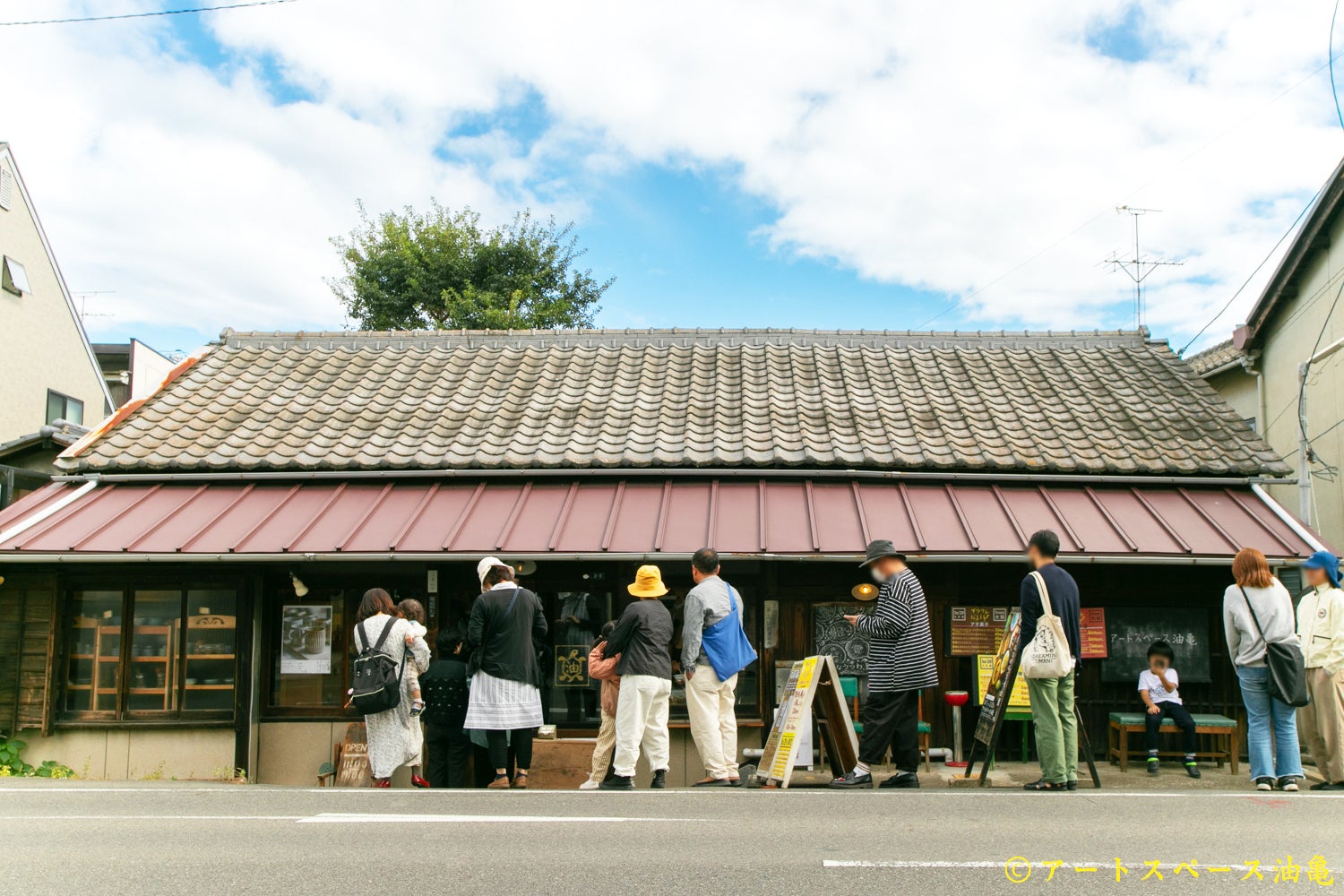 展覧会を楽しむために、行列ができることも。