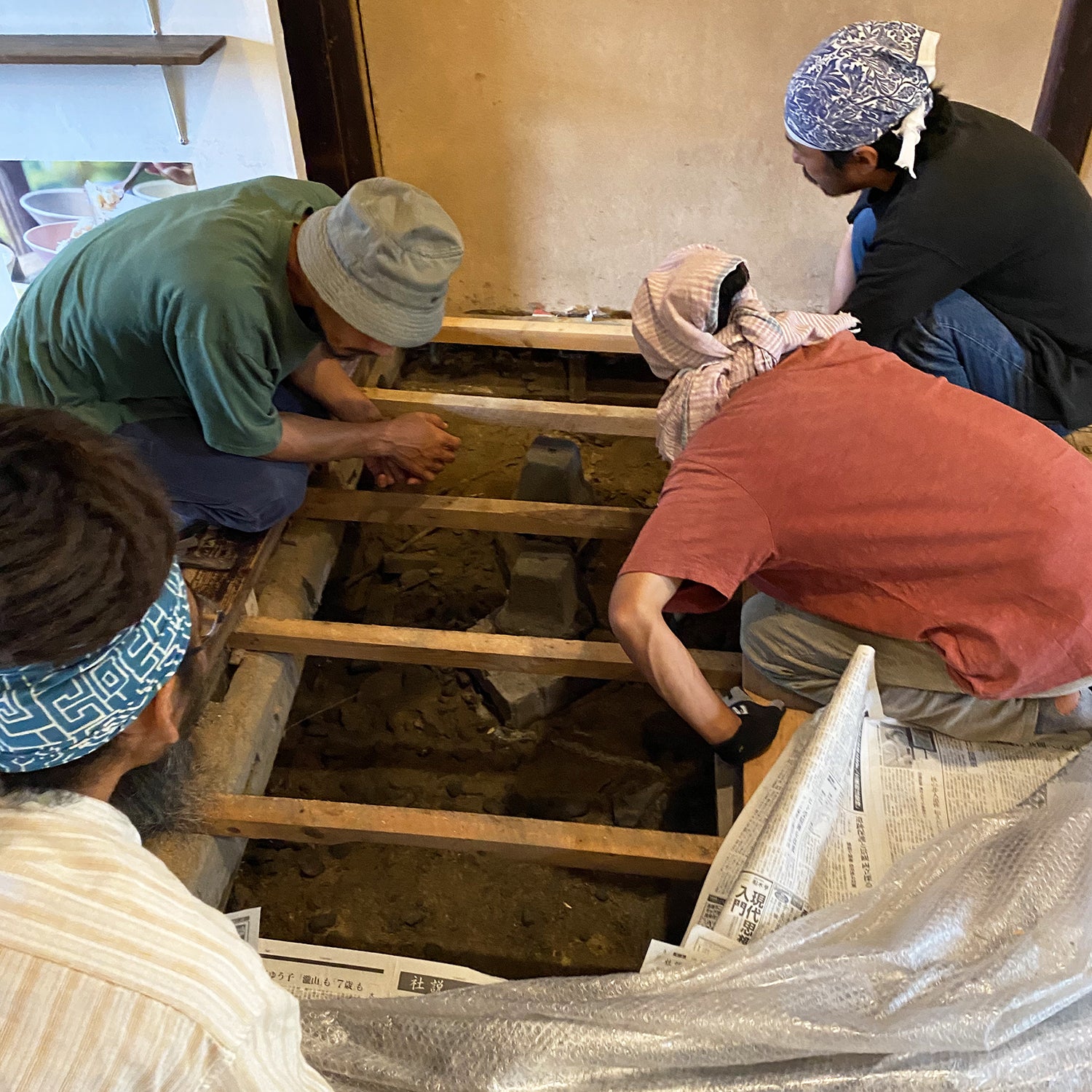 建物チームによる状況の侵食部分を確認。雨の侵食による危機的状況が見つかりました。