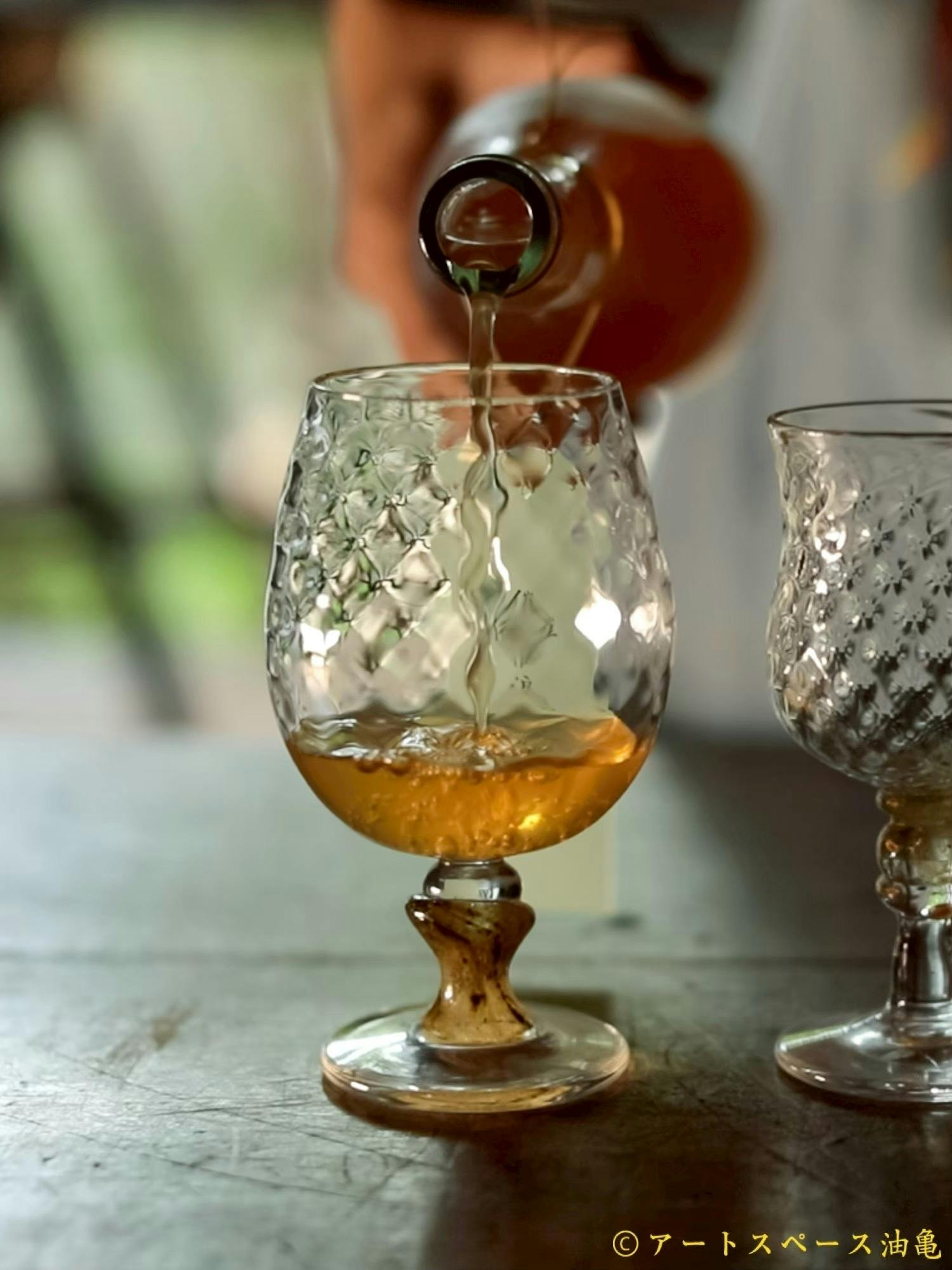 ぶどうの剪定木を燃やした灰から生まれたワイングラスと、そのぶどうから作られたGRAPE SHIPさんのナチュラルワイン。