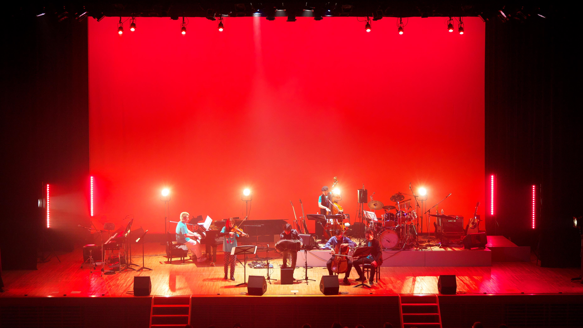 写真）真っ赤な情熱的ステージで繰り広げられたリベルタンゴ　左からバイオリン　バンドネオン　チェロ