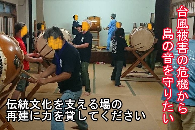 ホテルの宴会場で練習しているグループの