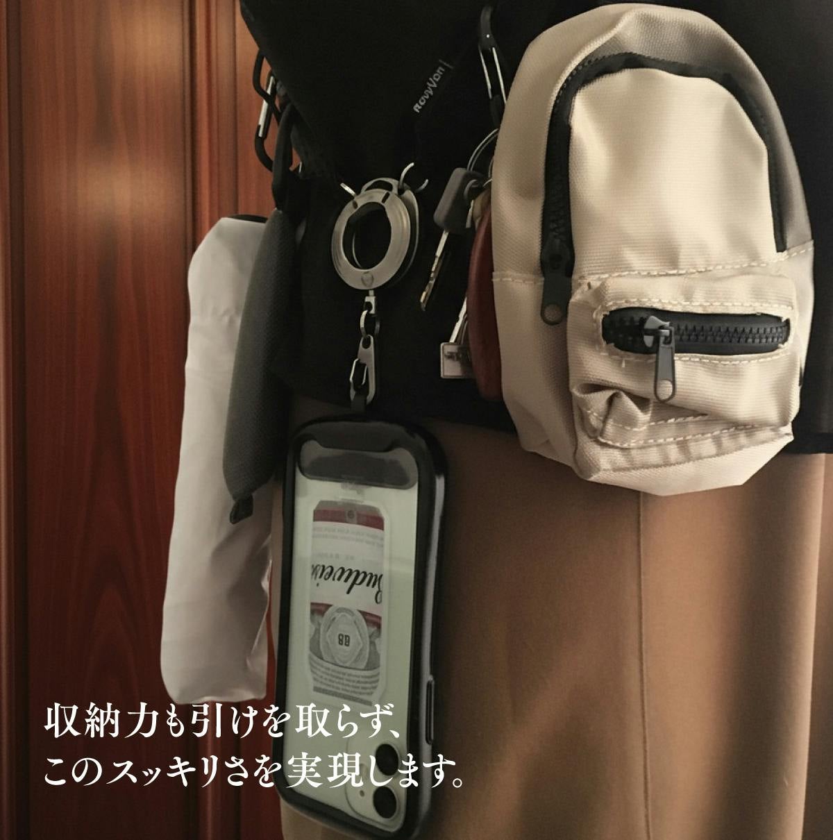 屋内, 座る, テーブル, バッグ が含まれている画像AI 生成コンテンツは間違っている可能性があります。