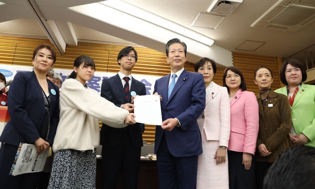 別姓家庭で育った子どもたちから、山口那津男代表ら公明党女性委員会の皆様に法改正要望書を提出