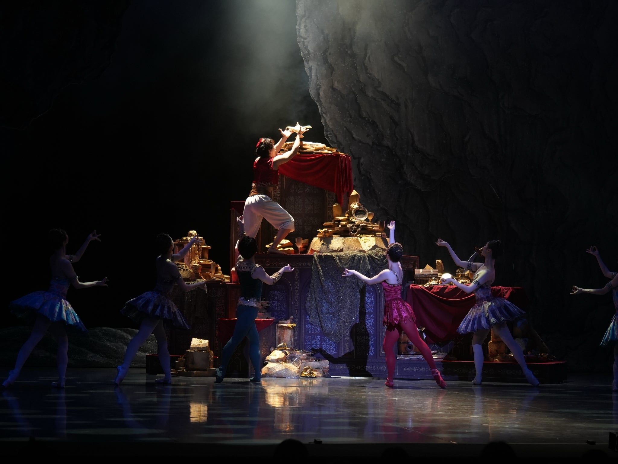 屋内, 座る, テーブル, 鳥 が含まれている画像AI 生成コンテンツは誤りを含む可能性があります。