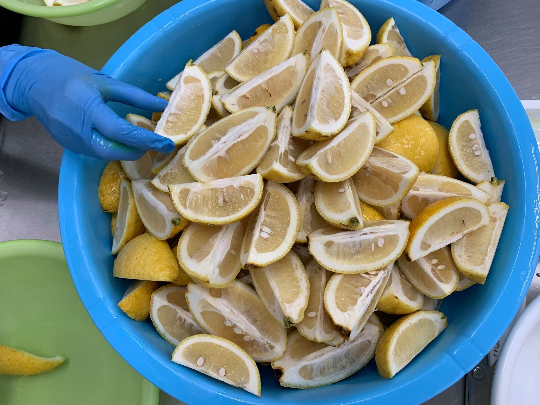 レモンを丁寧に下拵え