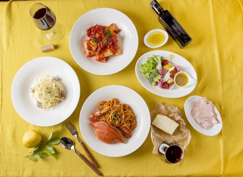 テーブルの上にあるいろんな料理
自動的に生成された説明